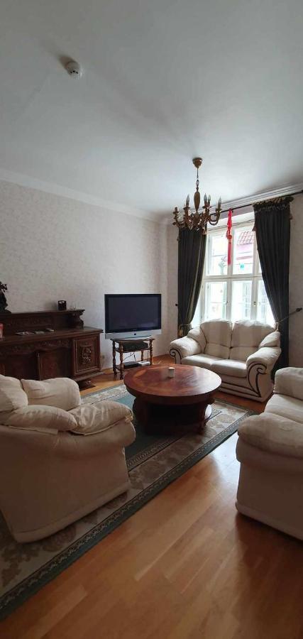Cozy Apartment On The Town Hall Square Tallinn Exterior photo